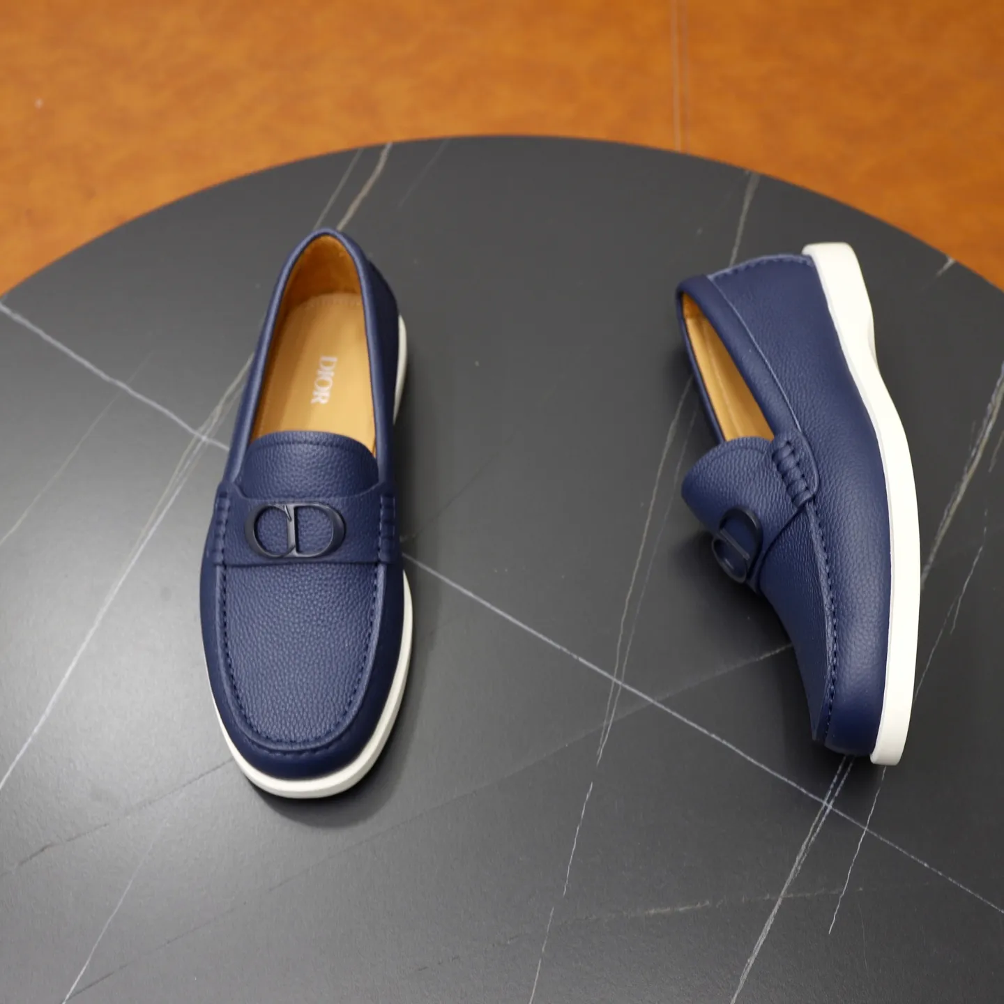 Ex-factory price: 540🙅‍♂️🙅‍♂️🙅‍♂️ Brand: Dior DIOR Standard code: Men's code 38/44 (45 can be customized) Grade: Same as the official website Material: Original cowhide stitching, cowhide lining, original TPU wear-resistant soft outsole Style categories: Leisure and sports version, footwear for driving, young fashion, European and American trends, British style Color: actual picture color